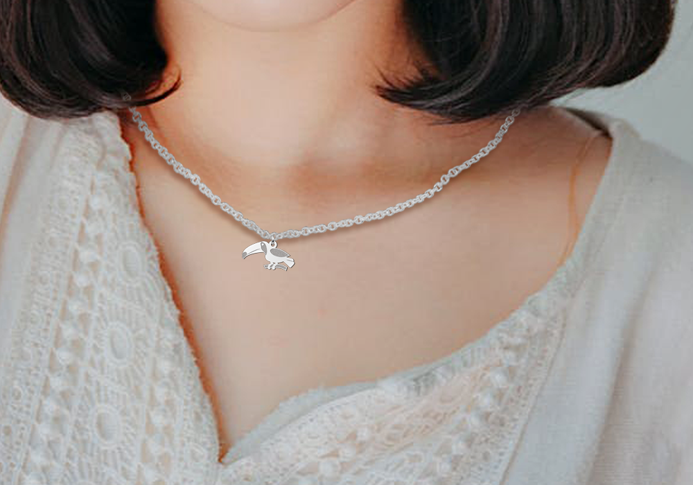 zilveren-toekan-hanger-met-gegraveerde-textuur-23-mm-breed-hoogte-12-mm