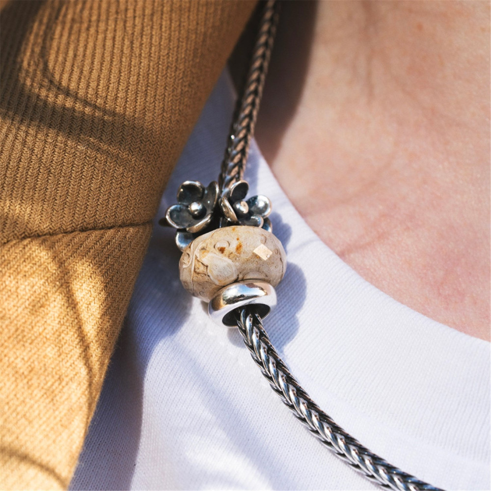 trollbeads-tstbe-20042-zilveren-bedel-met-gefossiliseerd-hout-en-natuurlijke-aardetinten