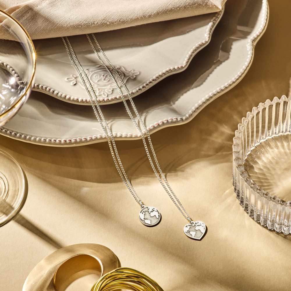 ronde-hanger-van-zilver-met-wereldkaart-hoogte-15-mm