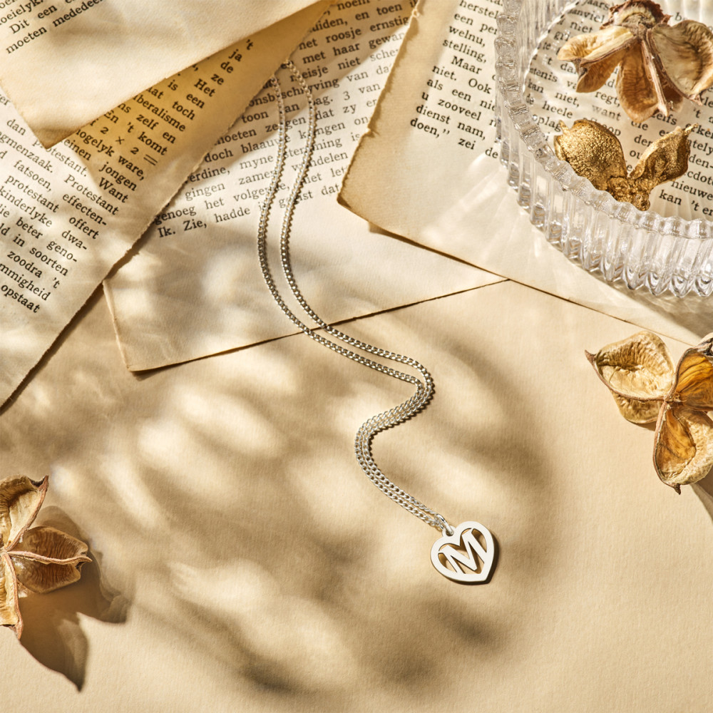zilveren-hartjes-hangers-met-letter-14-mm-x-15-mm