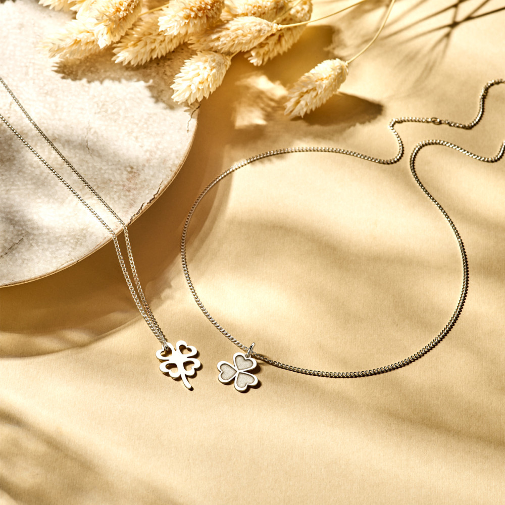 zilveren-klavertje-hanger-met-drie-met-hartjes-hoogte-16-mm