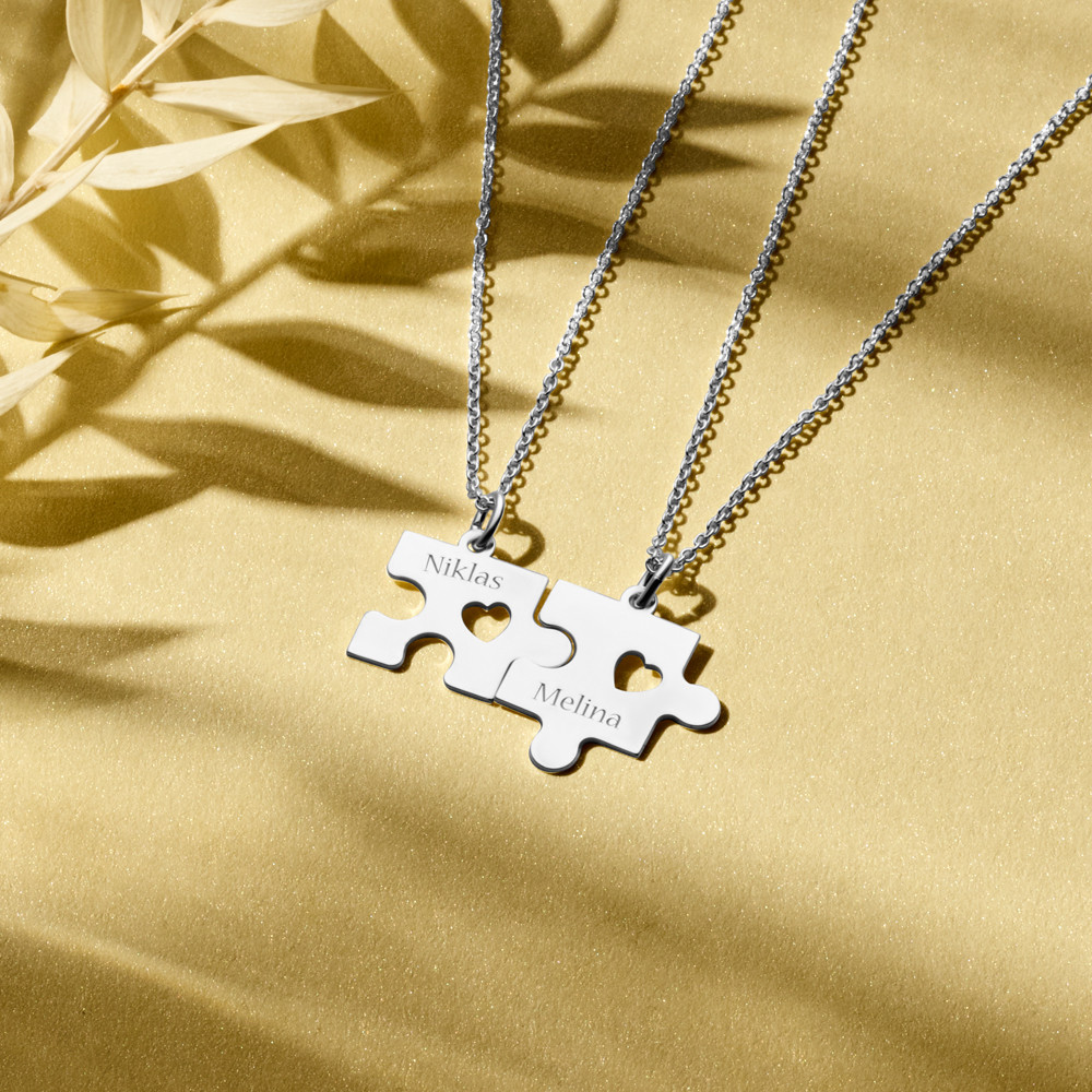 names4ever-zilveren-graveerhangers-twee-puzzelstukjes-met-hartjes-hoogte-17-mm