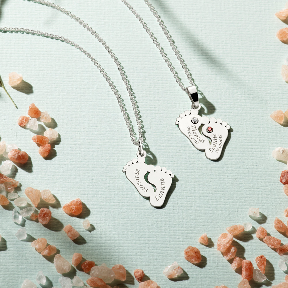 names4ever-zilveren-graveerplaatje-twee-voetjes-naam-en-datum-18-mm-breed-hoogte-22-mm