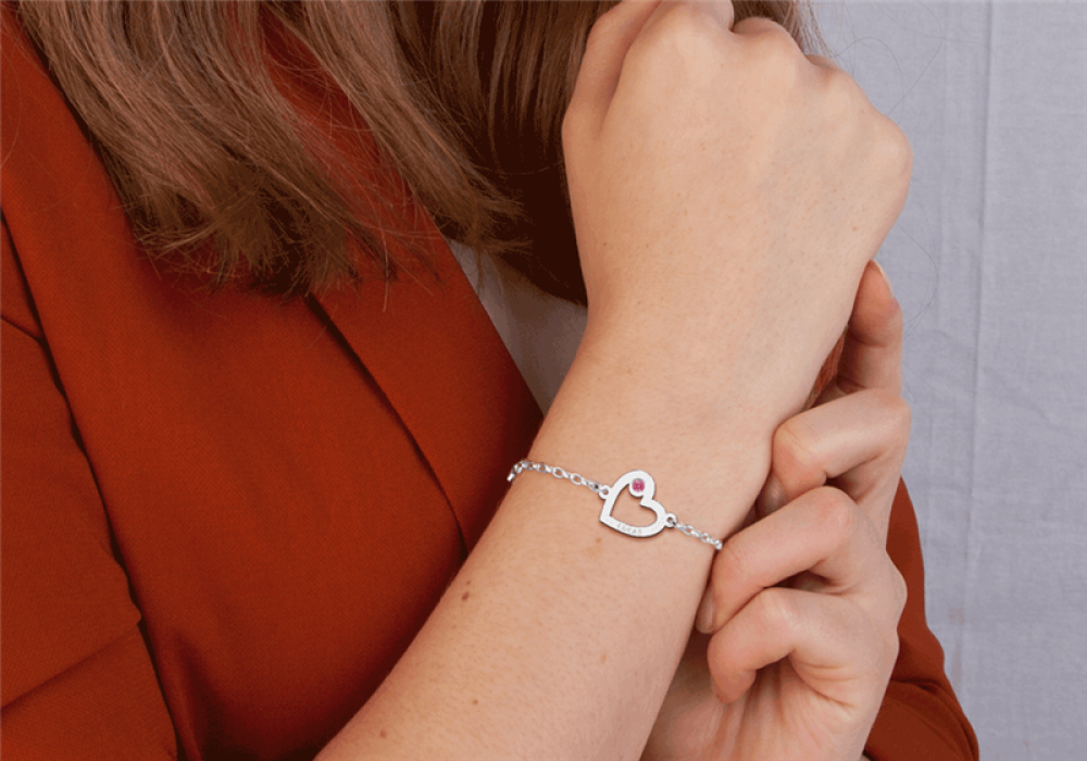 names4ever-zna45-zilveren-hartjes-armband-met-rode-geboortesteen-en-gravure-optie
