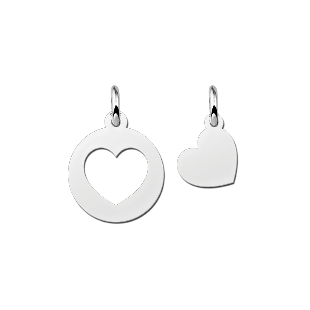 twee-zilveren-hartjes-hangers-voor-moeder-en-dochter