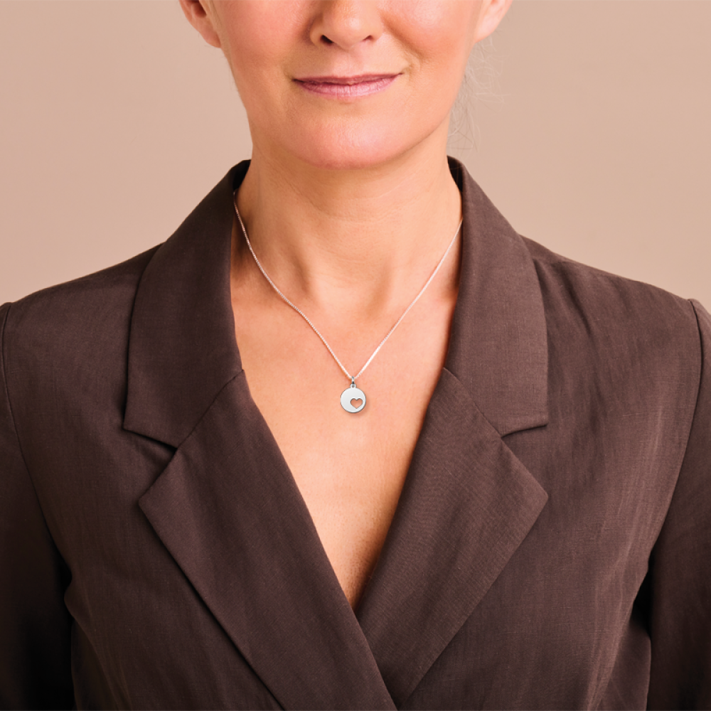 zilveren-ronde-hanger-met-uitgesneden-hart-diameter-15-mm