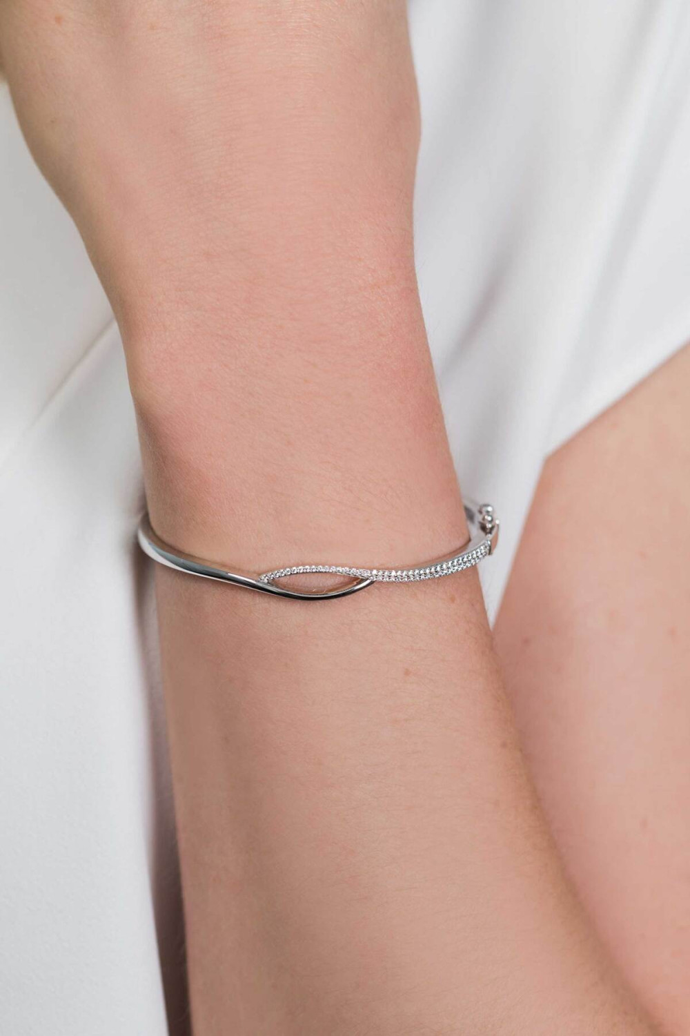 zinzi-zia1971-cross-over-bangle-zilver-transparante-zirkonia-6-6-mm-breedte-diameter-60-mm