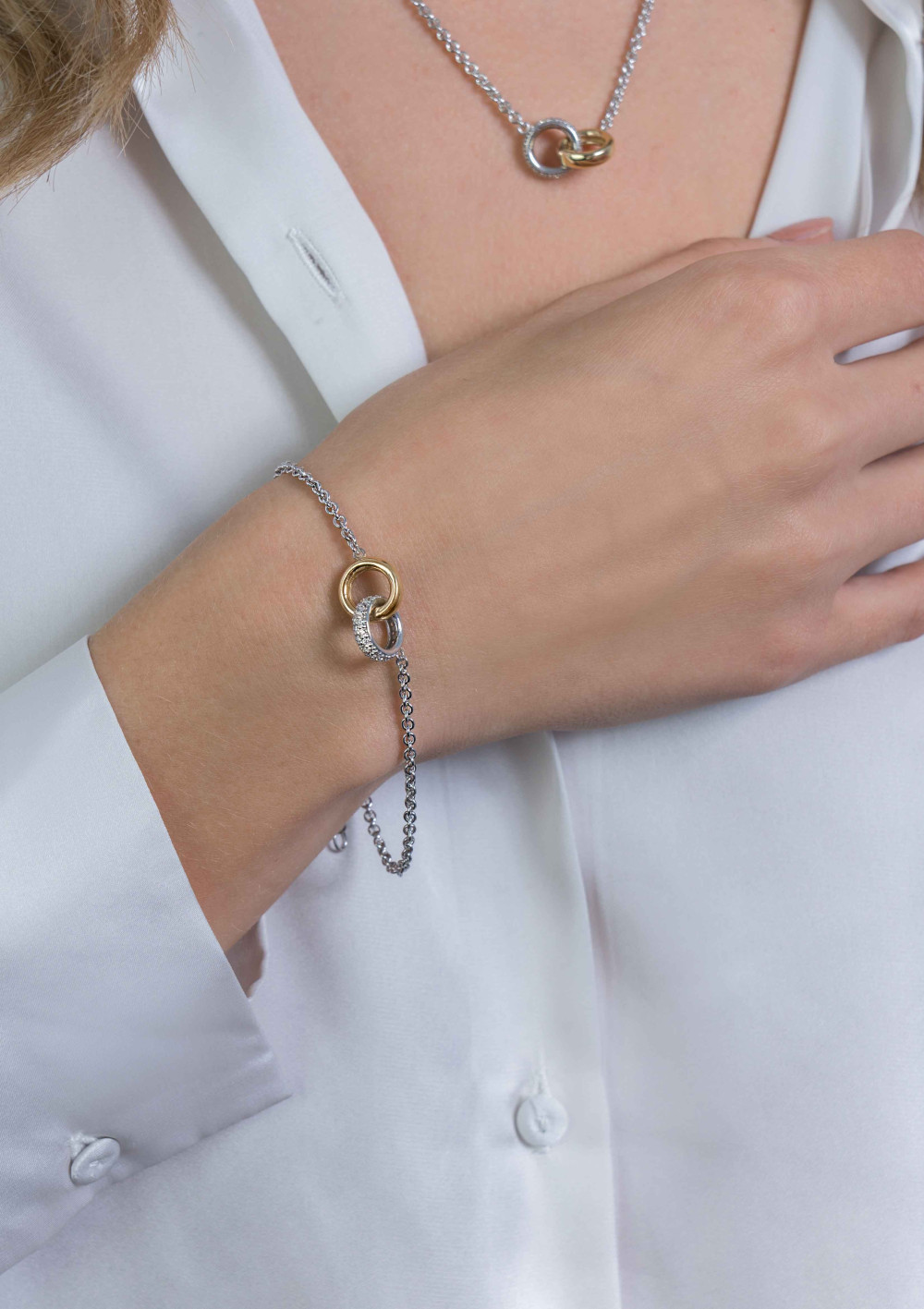 zinzi-zia2102-gerhodineerde-zilveren-schakelarmband-met-dubbele-ringhanger-en-goudkleurige-accenten