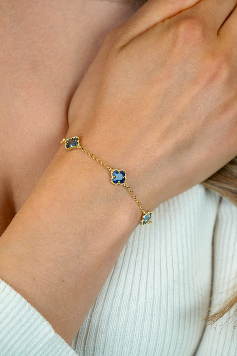 zinzi-zia2662b-blauwe-klavertje-vier-armband-goudkleurig-9-mm-breedte-lengte-17-20-cm