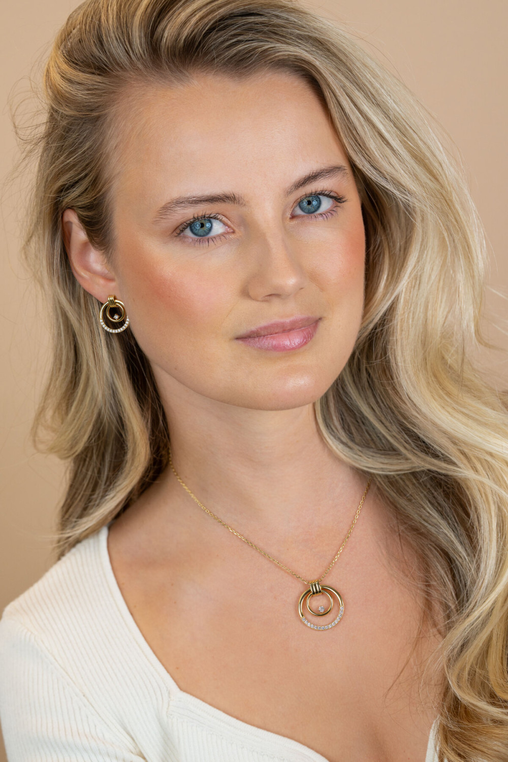 zinzi-zic2819-ketting-met-hanger-goudkleurig-zirkonia-rond-24-mm-lengte-42-45-cm