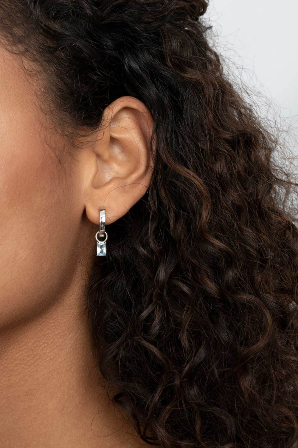 zinzi-zich2021b-zilveren-oorbedels-zirkonia-baguette-blauw-3-3-mm-breed-x-12-mm-hoogte-geen-oorringen