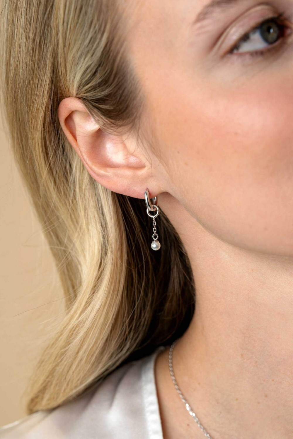 zinzi-zich2623-oorbedels-zilver-glanzend-parel-wit-4-mm-breed-x-18-mm-diameter-geen-oorringen