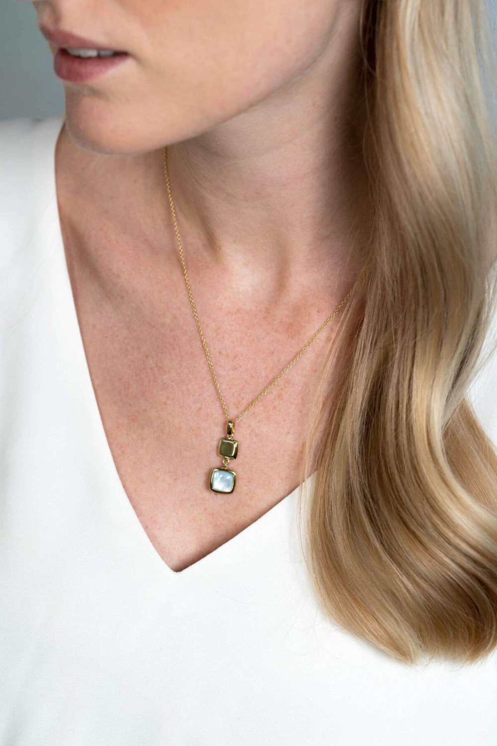 zinzi-zih2257g-hanger-met-steen-gold-plated-onyx-en-parelmoer-11-5-mm-breed-x-30-mm-hoog