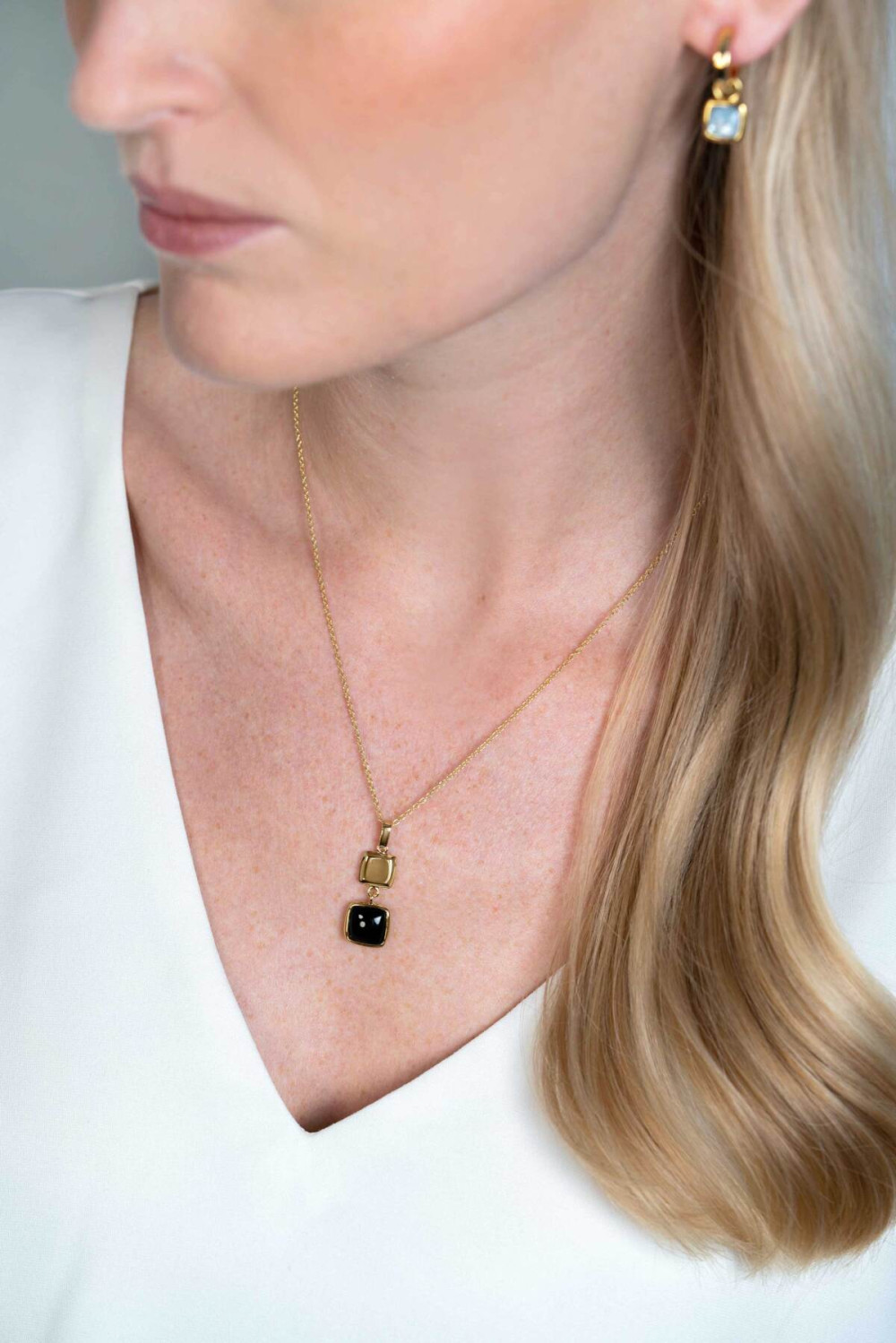 zinzi-zih2257g-hanger-met-steen-gold-plated-onyx-en-parelmoer-11-5-mm-breed-x-30-mm-hoog