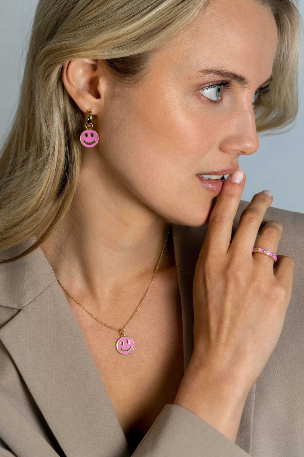 zinzi-zih2312r-ronde-hanger-smiley-goudkleurig-en-roze-emaille-22-mm-hoogte
