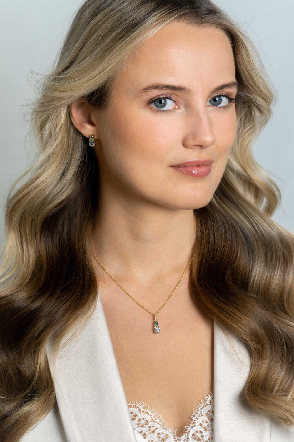 zinzi-zih2438-hanger-gold-plated-ovaal-blauw-zirkonia-glanzend-6-mm-breed-x-19-mm-hoog
