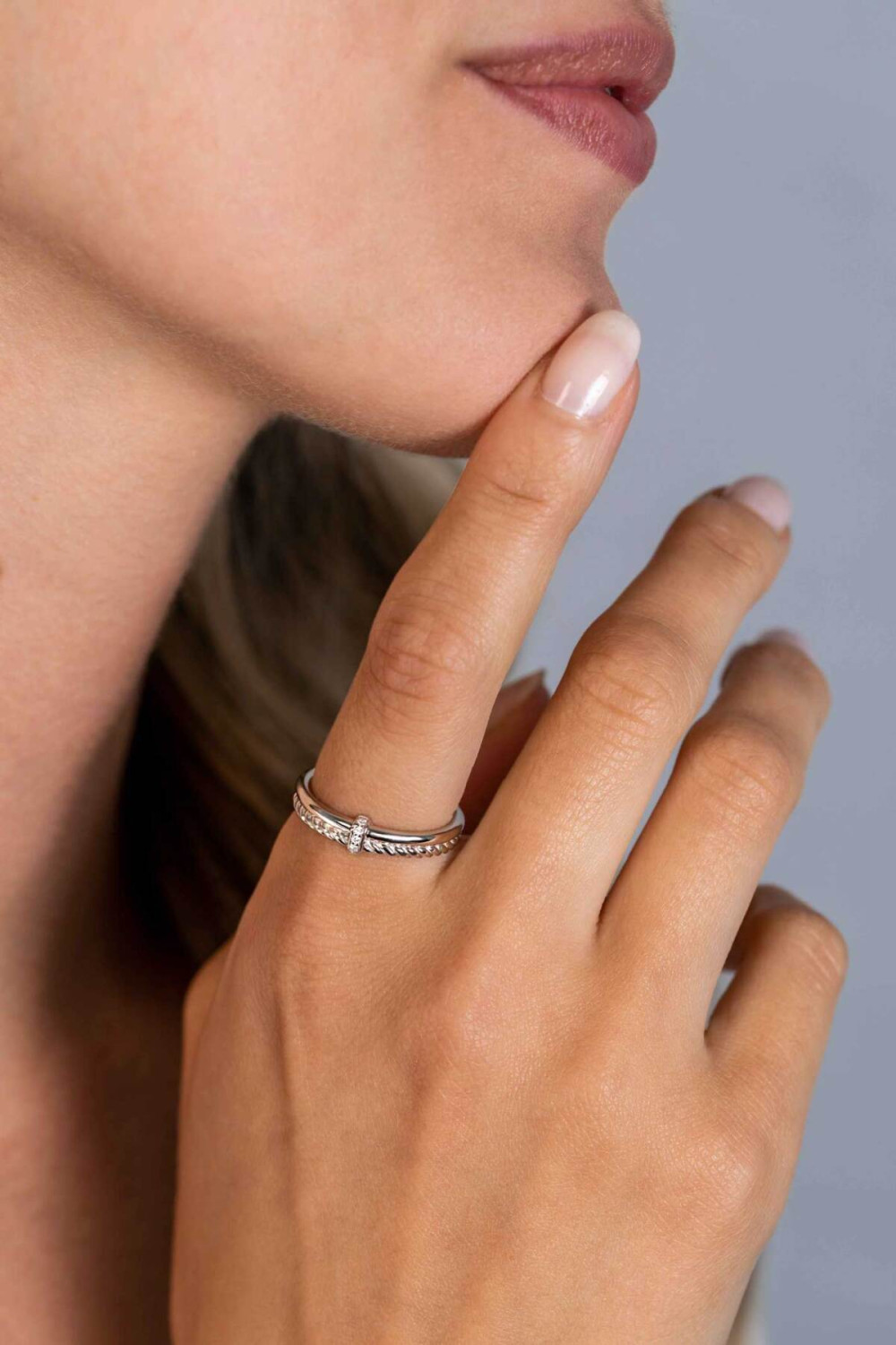 zinzi-zir2324-ring-zilver-getwiste-band-gladde-balk-zirkonias-briljant-transparant-5-mm-breedte