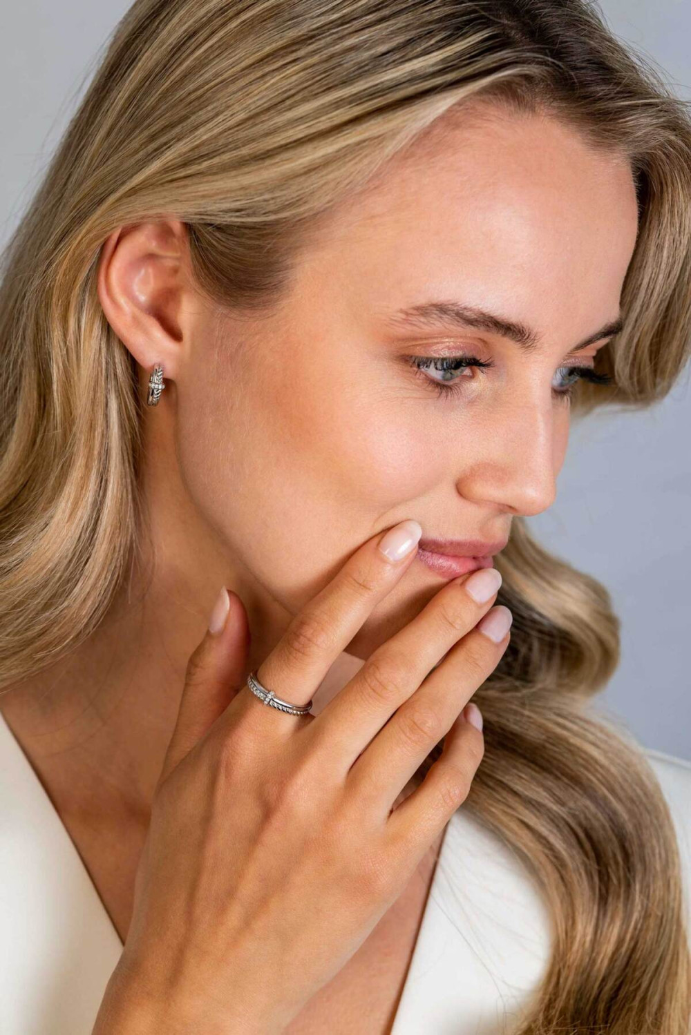 zinzi-zir2324-ring-zilver-getwiste-band-gladde-balk-zirkonias-briljant-transparant-5-mm-breedte