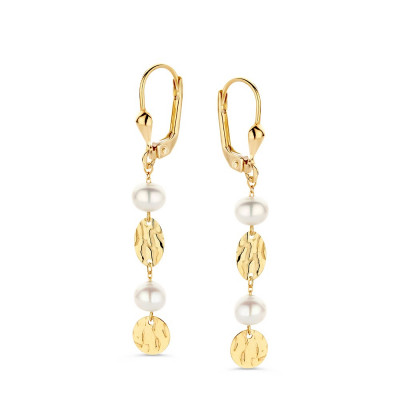Gouden oorhangers met witte zoetwaterparels en bewerkte ovaaltjes - Hoogte 44 mm